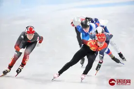 短道速滑女子1500米，韩雨桐晋级半决赛图片