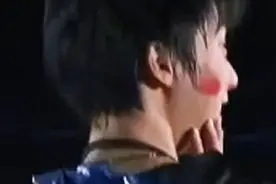 羽生结弦被小姐姐突然亲了一口，脸上唇印十分醒目视频封面