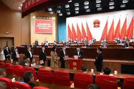 张纯芳当选为区人大常委会主任、夏禹桨当选为区人民政府区长 区九届人大一次会议举行大会选举图片
