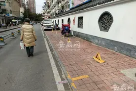 合肥一小区上演“抢车位”大战 车主靠地锁占车位图片