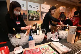 “日本台湾交流协会”为天皇庆生，台当局众多高官到场，岛内网友嘲讽图片