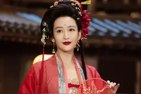 王鸥穿金丝红装持圆扇 眼波流转妩媚又性感图片