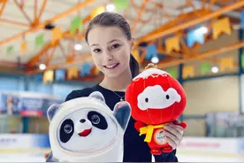 “千金”谢尔巴科娃晒与冰墩墩雪容融合照：感谢中国朋友的支持和喜爱图片