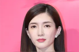 江疏影现身某活动 肤白貌美身穿低胸裙秀傲人身材图片