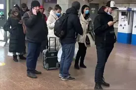 乌克兰华人直击：有人带行李箱来取现金，药店门口排大队图片