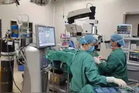 男童跌倒手中甘蔗棍戳入眼，医生妙手帮孩子保住眼球图片