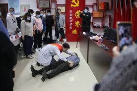 身边好人进社区 为市民群众开展防疫与健康知识讲座图片