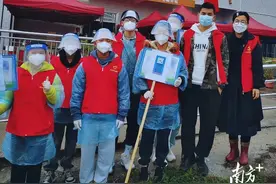 抗疫一线的温情：母子齐心，共筑“爱的防线”图片