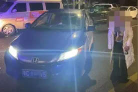 女子叫代驾回家，却因费用问题在路边吵架！见到交警直接蹲地上大哭图片
