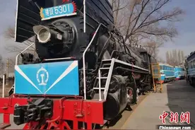 小小“火车迷”遇上女火车司机“寓教于乐”感受中国铁路速度图片