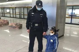 4岁小女孩抢先跑进车厢，地铁民警牵着她等妈妈图片