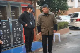 95后小夫妻在静安一小区干保洁，丈夫深感愧疚，妻子却说：我愿意图片
