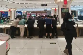 金价大涨！银行人员：金条库存都要卖完了图片