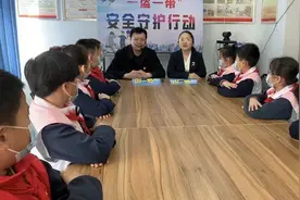 “沉浸式”学雷锋 济南高新区彩虹湖小学开展社区公益宣传活动图片