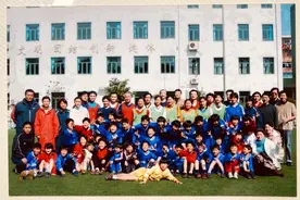 踢足球的姐姐妹妹们图片