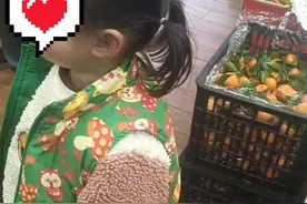女儿错拿超市零食，父亲带她归还道歉：吓哭了也好，能长点记性图片
