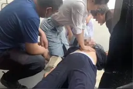 空姐路遇老人心脏骤停 跪地急救成功“跑赢死神”图片
