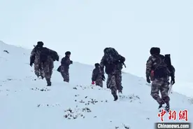 西藏阿里边防官兵巡防海拔5400米山口图片