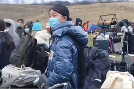 撤离至波兰的中国女留学生：随身带着护照和爸妈买的衣服图片