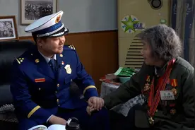 郑州消防员灭火中意外受伤，成爱心助残志愿者图片
