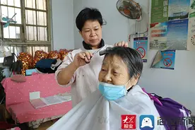 坚持用老手艺“剃头 刮脸”她27年用爱守护发艺初心图片