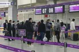 新疆乌鲁木齐机场出现冻雾天气 部分旅客滞留图片