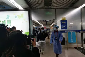 中国女足亚洲杯冠军队员张琳艳回家 父亲：已准备好她最喜欢吃的江油肥肠图片