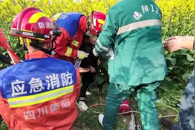 四川一女童失足掉落水井，母亲下井托举孩子等来救援图片