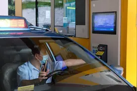 突破！广州北环高速广从收费站率先实现全车型自助通行图片