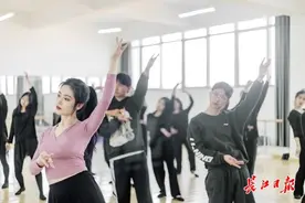 她是“老师”的老师，各种热门舞蹈都会图片