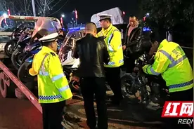 隆回：摩托“车神”半夜飙车扰民，交警重拳整治“炸街”乱象图片