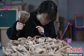 “90后”潮州木雕传承人陈嘉：方寸之间演绎刀尖绝活图片