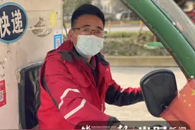 疫情下的杭州快递小哥：比从前晚2小时下班，被客户暖心叮嘱“口罩戴好，小心哦”图片
