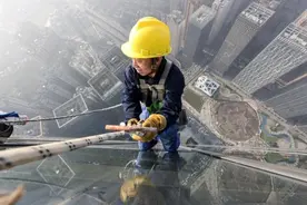 300米高空的“蜘蛛人”图片