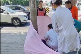 汕头一孕妇路边产子，市民扯长布围成临时产房图片