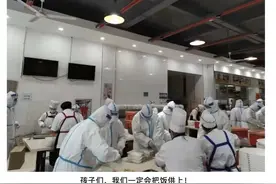 学生封校吃太好怕长胖，这所高校安排了帅气体育生直播锻炼图片