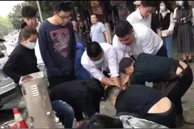 命悬一线！跳，跪，拉！他们奋不顾身的姿势感动网友图片