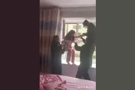 见不到男友女子持刀爬窗要轻生，民警机智处置转危为安图片