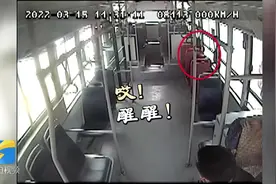 虚惊一场！男子乘公交到站昏睡不醒 驾驶员担心“果断呼救”图片