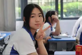 边上网课边独自照顾住院的奶奶，这个深圳女孩被学校点赞图片