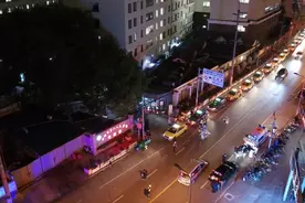 上海六院解除部分封闭管理，出租车排长队接患者出院图片