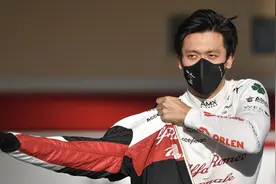 排位赛第15完成F1首秀，周冠宇头盔上的“上海三件套”亮了图片