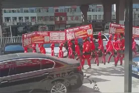 “赶尸式”广告人偶吓坏路人，商家回应：不会在晚上用图片