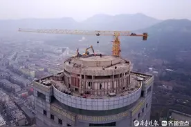 齐鲁宾馆157米高层建筑开拆！挖掘机从楼顶施工图片