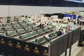 部分失事航班乘客家属在白云机场等候消息，机场其余航班正常图片
