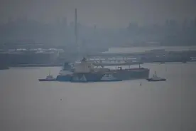 超级油轮在青岛码头漏油并搁浅，50多个小时后脱困图片