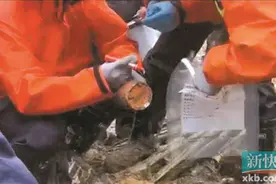 找到一部黑匣子 初判为驾驶舱语音记录器图片
