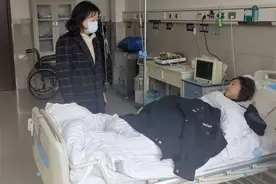 熬夜完成数据核查工作，女辅警晕倒在抗疫一线图片