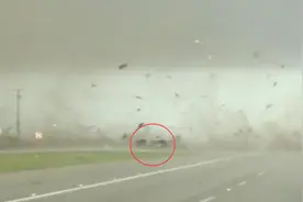 美国一16岁少年开车遇到龙卷风 汽车在公路上被吹翻图片