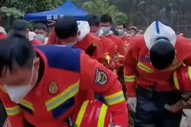 东航飞行事故每日搜救结束后，救援人员都会列队向坠机地点深深鞠躬图片